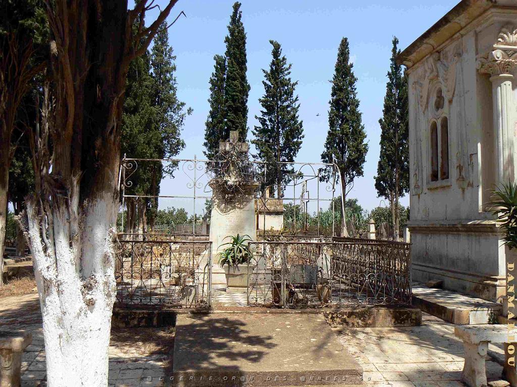 HAMMAM BOU HADJAR 2009 LE CIMETIERE   (30).jpg